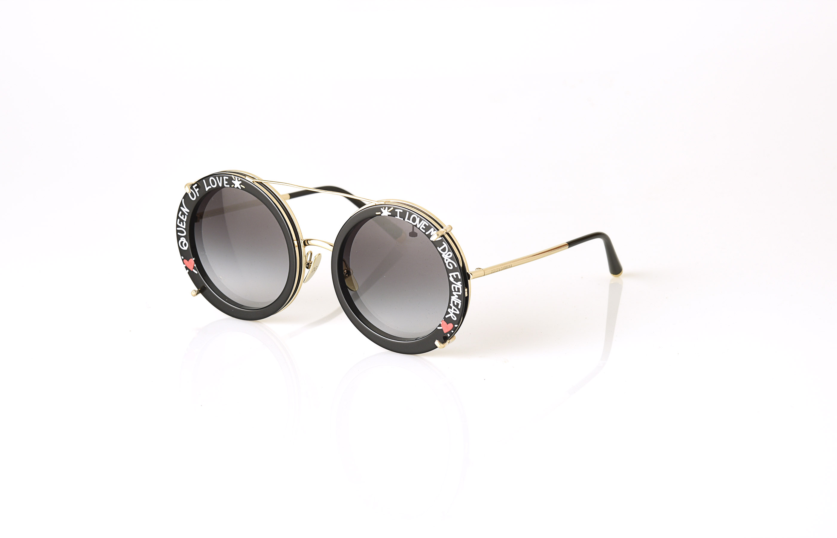 Die Sonnebrille von Dolce & Gabbana aus der Kollektion „Customize Your Eyes“ mit verspieltem Graffiti-Print Clip-on.