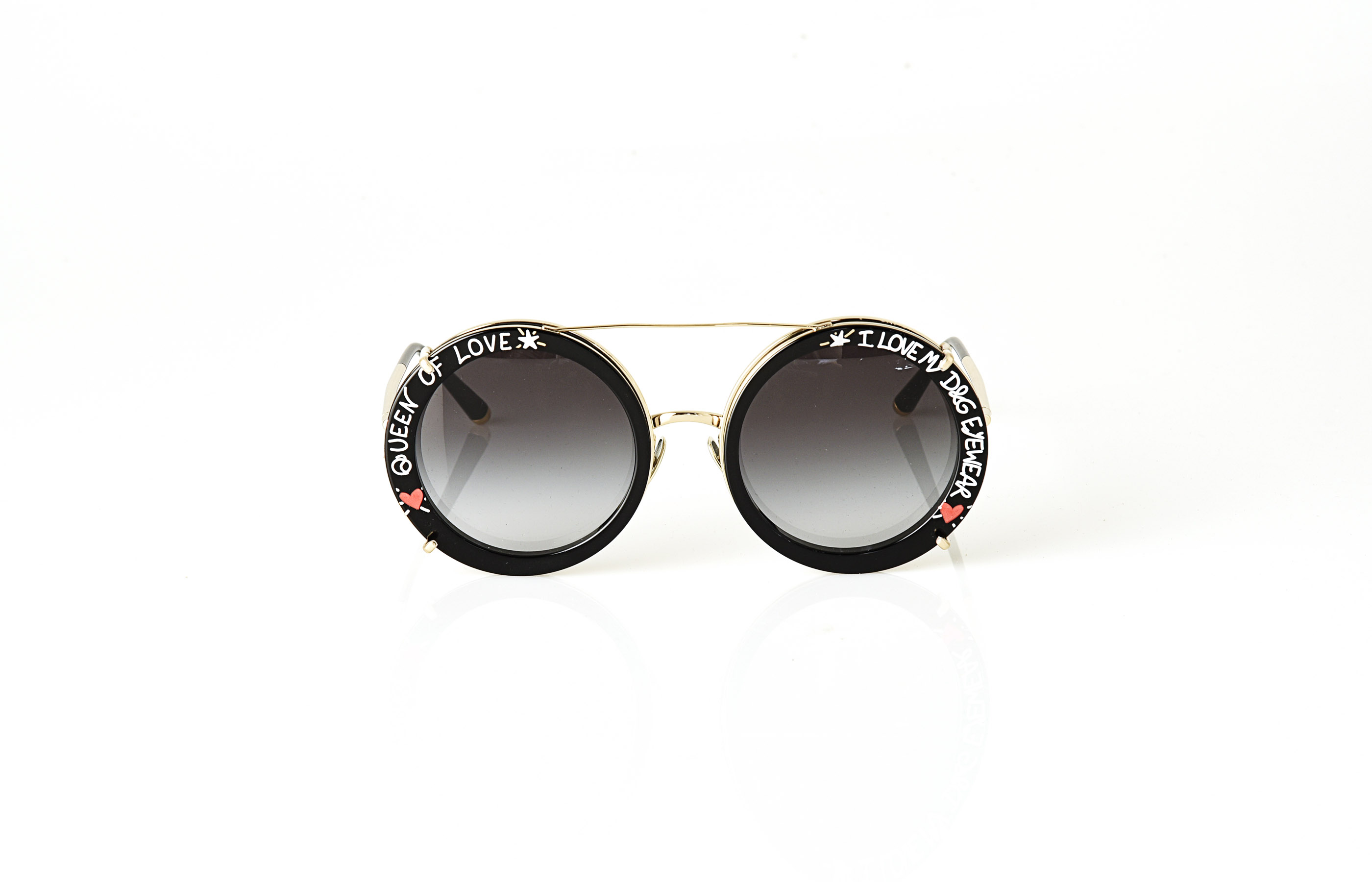 Die Sonnebrille von Dolce & Gabbana aus der Kollektion „Customize Your Eyes“ mit verspieltem Graffiti-Print Clip-on.