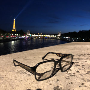 Vinilize Cinematiq Brille Marius Network fotografiert vorm Eifelturm in Paris.